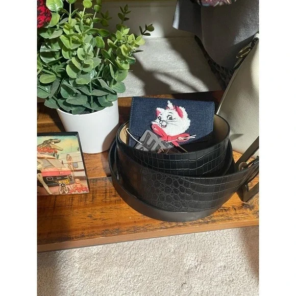 NWT Disney Loungefly Denim Aristocats Bonjour Marie trifold Wallet Cat Lady!! 🐱 - Picture 4 of 4